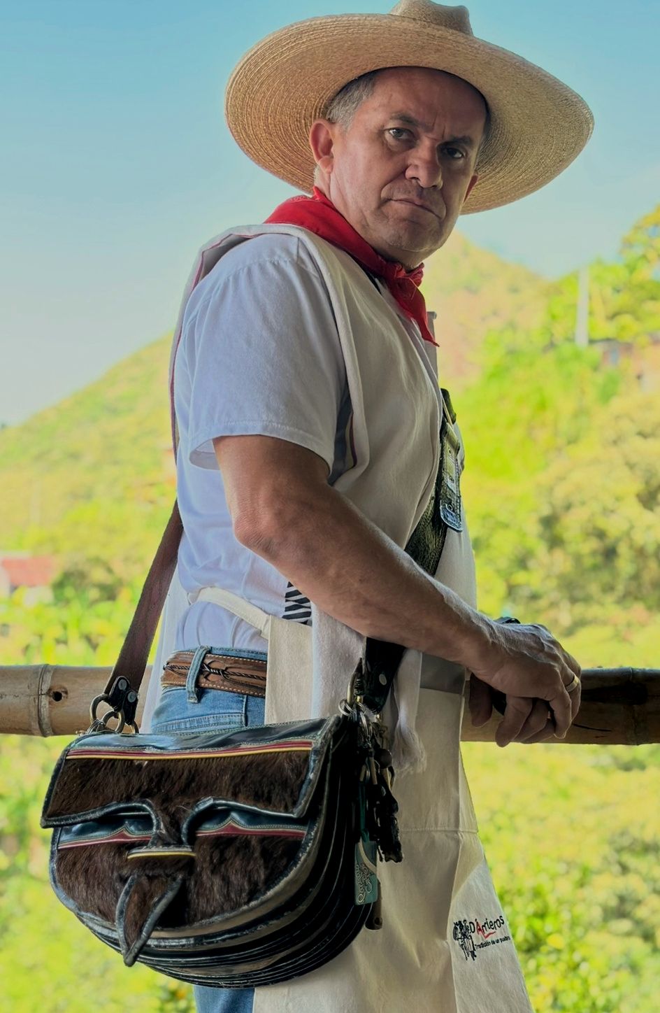 Carlos Alberto Valle con sombrero, carriel y pañuelo rojo en la finca