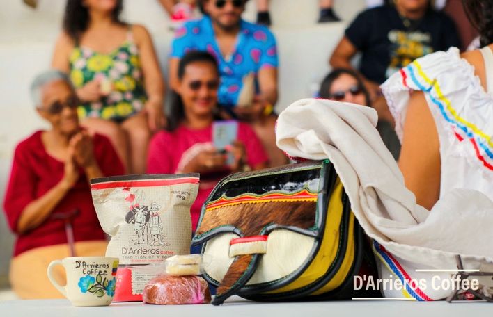 Souvenir de la finca con café, panela y un carriel